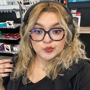 Meet your Posher, Camila